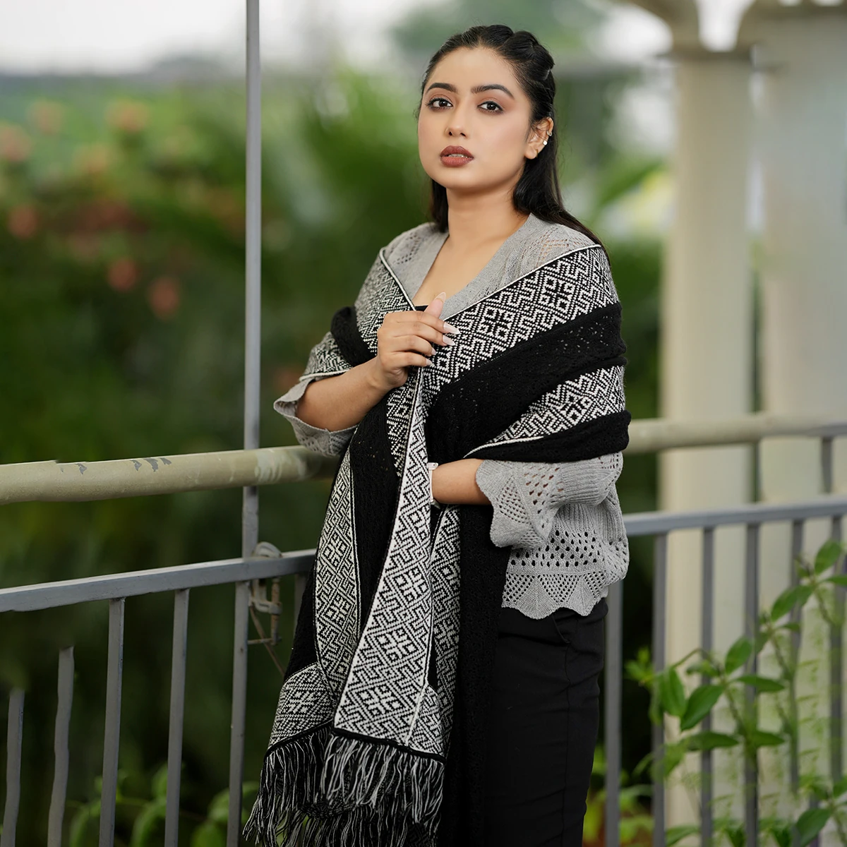 Elegant Black & Grey Winter Knit Shawl for Women - Image 3